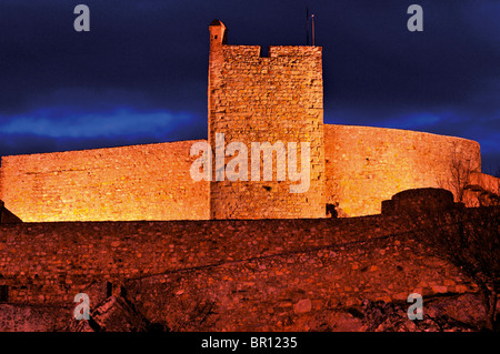Portogallo Alentejo: orologio notturno illuminato il castello medievale di Marvao Foto Stock