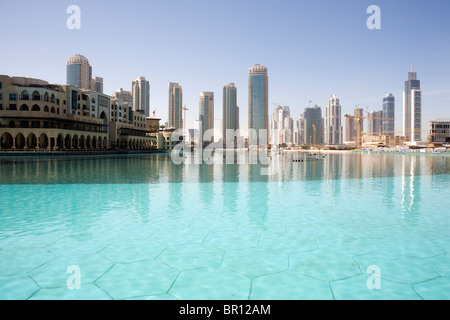 Veduta dello skyline con il nuovo grattacielo in costruzione a Dubai con una piscina enorme dal centro commerciale Dubai Mall. Foto Stock