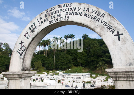 Lavoratore cinese sezione di un cimitero di Limon Costa Rica. Foto Stock