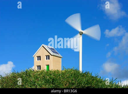 Modello di casa e la turbina eolica Foto Stock