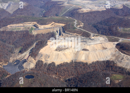 Vista aerea di una cima la rimozione del carbone operazione mineraria in West Virginia. Foto Stock