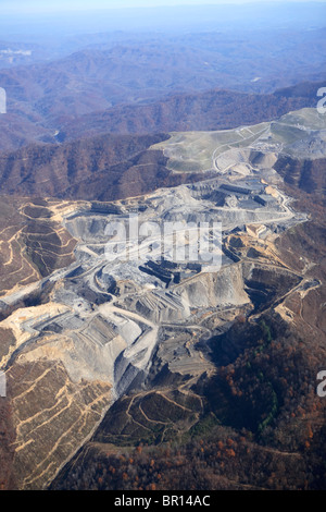 Vista aerea di una cima distacco coal mining funzionamento vicino Kayford Mountain, West Virginia. Foto Stock