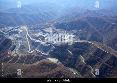 Vista aerea di una cima distacco coal mining funzionamento vicino Kayford Mountain, West Virginia. Foto Stock