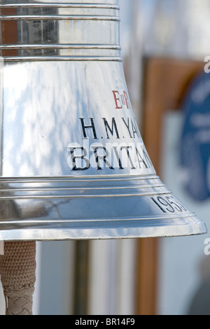 La nave di campana sulla HM Yacht Britannia ormeggiato a Leith, Edimburgo, Scozia. Foto Stock