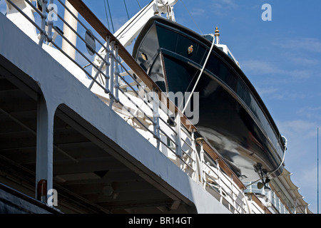 Un jolly barca su HM Yacht Britannia ormeggiato a Leith, Edimburgo, Scozia. Foto Stock