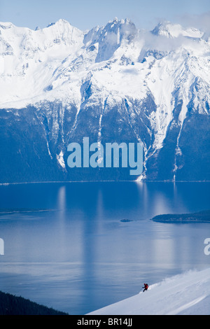 Telemark lo sciatore scende ripida montagna nel backcountry del sud est Alaska. Foto Stock