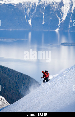 Telemark lo sciatore scende ripida montagna nel backcountry del sud est Alaska. Foto Stock