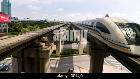 Il super veloce Maglev Train collega Pudong Airport per il centro di Pudong, Shanghai. Foto Stock