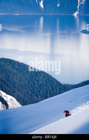 Telemark lo sciatore scende ripida montagna nel backcountry del sud est Alaska. Foto Stock