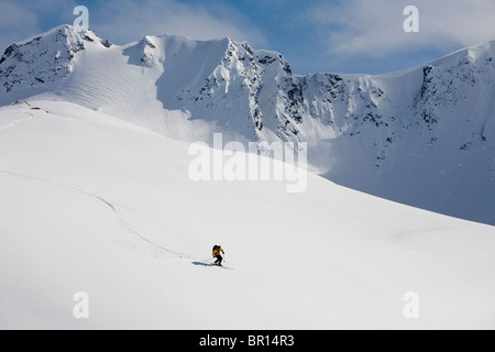 Uomo di telemark sci sul pendio aperto in montagna backcountry vicino Haines, Alaska. Foto Stock