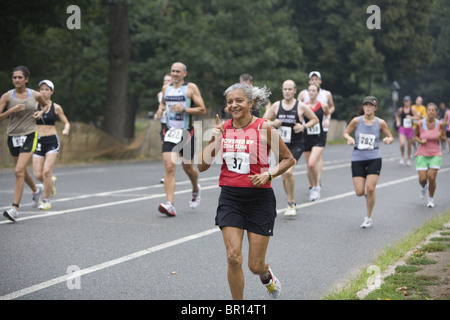 I corridori partecipano al Jack Rabbit Battaglia di Brooklyn 10 miler in Prospect Park. Foto Stock