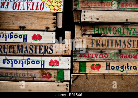 Legno europeo di frutta e verdura delle gabbie utilizzate da trasporto dall'azienda agricola di Ridley Road Market in Dalston, Londra. Foto Stock