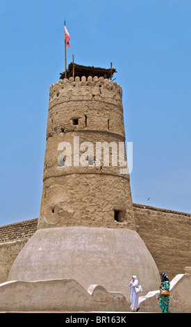 La Torre dell'Orologio merlata al Forte di Fahidi ora ospita il Museo di Dubai Ed è l'edificio più antico degli Emirati Arabi Uniti di Dubai Foto Stock
