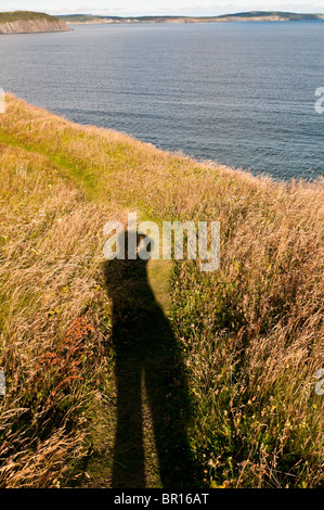 Lunga ombra del fotografo nel tardo pomeriggio di luce, Sherwink Trail, vicino a Trinità Est, Terranova, Canada Foto Stock