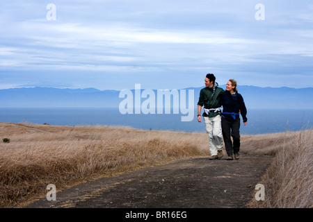 Un paio di escursioni a piedi su un sentiero sulla isola di Santa Cruz, California. Foto Stock