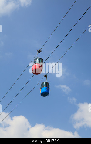 Le capsule di funivia rosse e blu scivolano sopra la fiera dello stato del Minnesota. Foto Stock