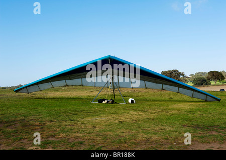 Parapendio sull'erba in attesa per un giro a Torrey Pines Glider Port neat San Diego, CA Foto Stock