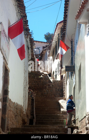 Tipica pietra e adobe alloggiamento che circonda San Blas Plaza nella città di Cusco, Perù Foto Stock