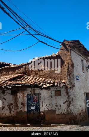 Tipica pietra e adobe alloggiamento che circonda San Blas Plaza nella città di Cusco, Perù Foto Stock