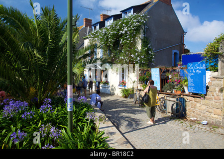 Le Bourg, un piccolo villaggio sull'Ile de Brehat isola al largo delle coste della Bretagna in Francia Foto Stock