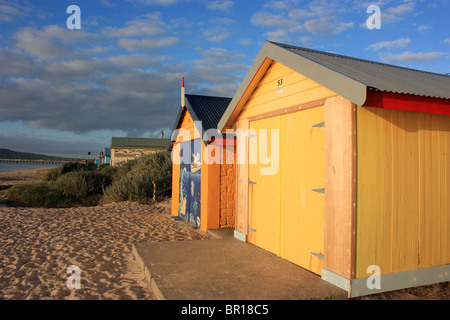 Legname di colorate case sulla spiaggia della penisola di Mornington VICTORIA AUSTRALIA BDA Foto Stock