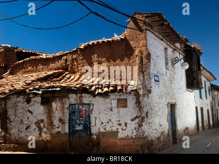 Tipica pietra e adobe alloggiamento che circonda San Blas Plaza nella città di Cusco, Perù Foto Stock