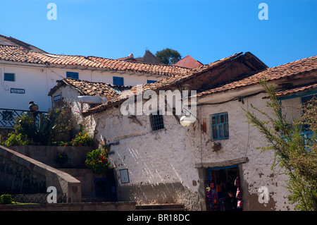 Tipica pietra e adobe alloggiamento che circonda San Blas Plaza nella città di Cusco, Perù Foto Stock