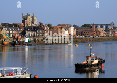 Una vista del centro storico di Kings Lynn presi da West Lynn attraverso il grande fiume Ouse. La facciata del fiume è prevalentemente Georgian Foto Stock