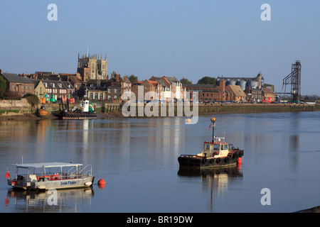 Una vista del centro storico di Kings Lynn presi da West Lynn attraverso il grande fiume Ouse. La facciata del fiume è prevalentemente Georgian Foto Stock