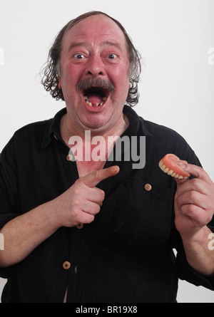 Ritratto di un povero brutto vecchio uomo sorridente con i capelli grassi e di dentiera Foto Stock