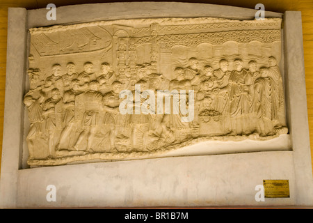 Il sacrificio per inaugurazione del ponte sul Danubio. Il bassorilievo espressi dalla Colonna di Traiano Roma. Roman Italica. Siviglia, Spagna Foto Stock