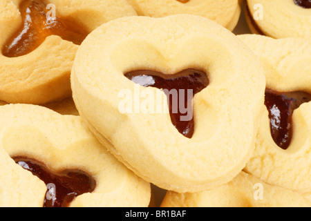 Close-up di alcuni di pasta frolla biscotti con albicocca e confettura di prugne. Foto Stock