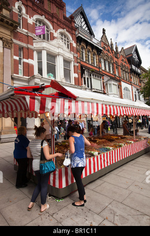 Regno Unito, Inghilterra, Merseyside, Southport, Lord Street, gli acquirenti sul mercato in stallo su un ampio marciapiede Foto Stock