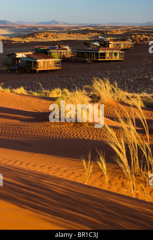 Wolwedans Dune Lodge chalets appollaiato sulle dune del Namib Rand Riserva Naturale, Namibia. Foto Stock