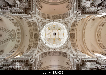 Archivio e cupola della barocca chiesa Teatini a Monaco di Baviera Foto Stock