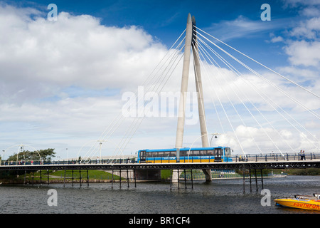 Regno Unito, Inghilterra, Merseyside, Southport, lago marino Pier il tram che passa sulla parte anteriore del mew road bridge Foto Stock