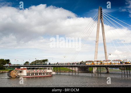 Regno Unito, Inghilterra, Merseyside, Southport, lago marino, Southport belle barche a remi il trasporto di passeggeri su crociera sotto il molo Foto Stock