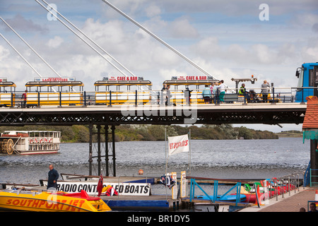 Regno Unito, Inghilterra, Merseyside, Southport, lago marino, Promenade Express Treno di terra sul molo Foto Stock