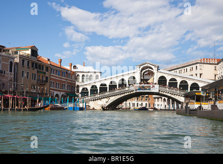 Ponte di Rialto sul Canal Grande di Venezia, Italia Foto Stock