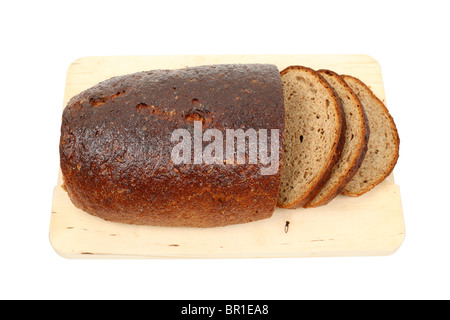 Filone di pane su un tagliere isolate su sfondo bianco Foto Stock