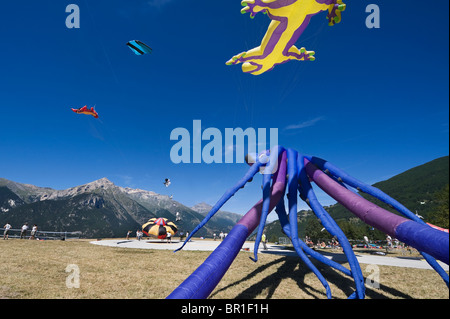 Italia Piemonte Torino Sauze d'Oulx un display di aquiloni in valle di Susa Foto Stock