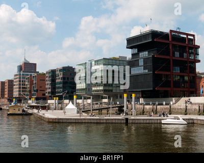 Moderno appartamento edifici costruiti Sandtorhafen nel nuovo Hafencity lo sviluppo di proprietà in Amburgo Germania Foto Stock