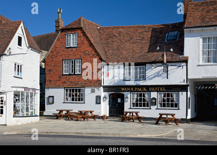 Tenterden High Street con 'Woolpack Hotel' 15 ° secolo Coaching Inn, Kent, Inghilterra, Regno Unito Foto Stock