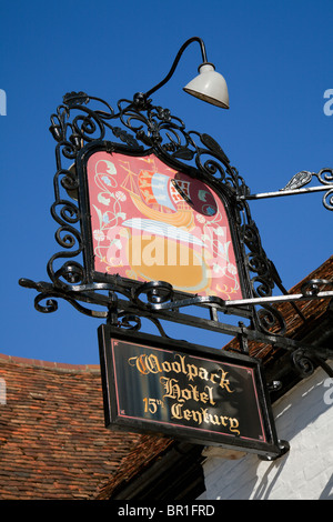 Cartello 'Woolpack Hotel' (dettaglio), High Street, Tenterden, Kent, Inghilterra, Regno Unito Foto Stock