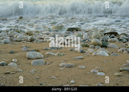 Onde sulla spiaggia di ciottoli Foto Stock