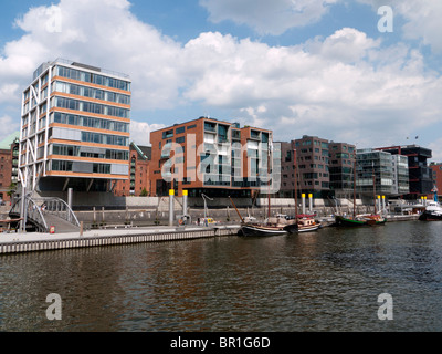 Moderno appartamento edifici costruiti Sandtorhafen nel nuovo Hafencity lo sviluppo di proprietà in Amburgo Germania Foto Stock