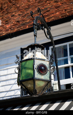 Lanterna ornata di fronte al negozio 'Paydens Chemist', High Street, Tenterden, Kent, Inghilterra, Regno Unito Foto Stock