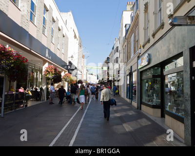 Strada tipica scena in St. Helier, Jersey, Isole del Canale Foto Stock