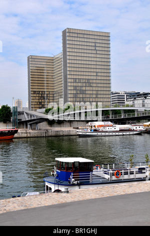 Le chiatte sul fiume Senna, Simone de Beauvoir bridge, François Mitterran Bibliotheque, Parigi Francia Foto Stock