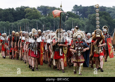 Pieno secolo romano sul marzo con fanti. horn-soffiante, alfiere, centurion (sergente maggiore) e attrezzature Foto Stock